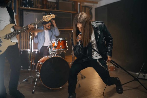 Comment le folklore mythique se fond-t-il discrètement dans le monde envoûtant du metal ?