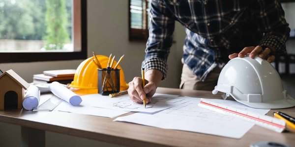 Comment les constructeurs sur mesure gèrent-ils les modifications en cours de projet?