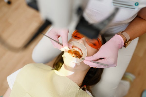 Comment choisir un dentiste spécialisé en parodontie pour les problèmes de gencives sur le Plateau Mont-Royal ?